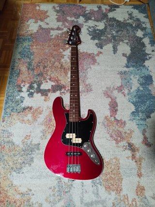 Bajo Fender Japan