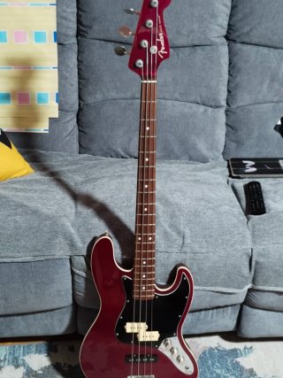 Bajo Fender Japan
