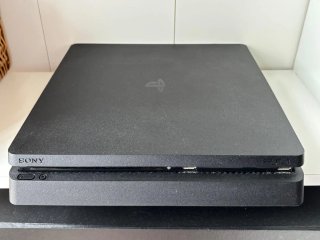 PS4 Slim con mandos y juego