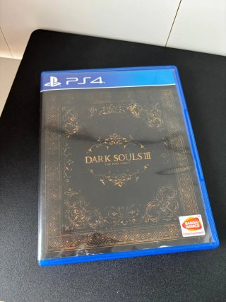PS4 Slim con mandos y juego