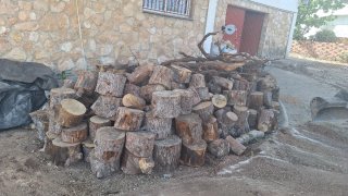 Leña de pino en trozos grandes