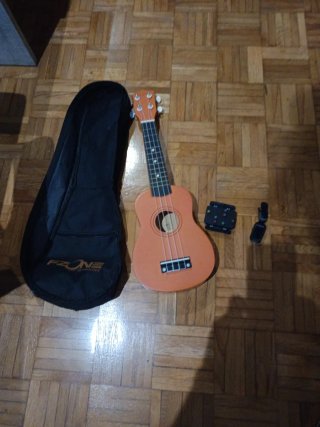 Ukelele Naranja con Funda y Accesorios
