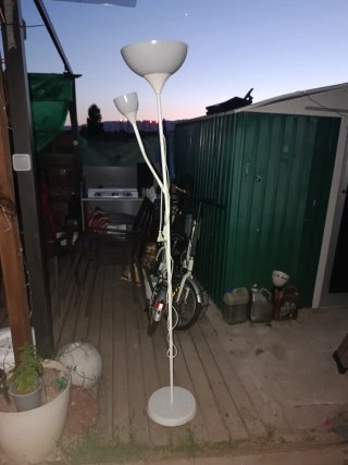 Lámpara de pie blanca