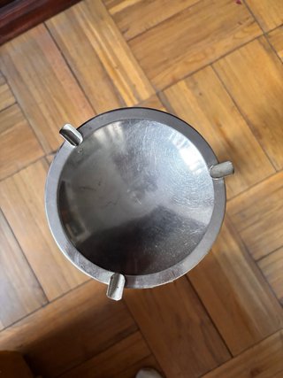 Cenicero de pie dorado