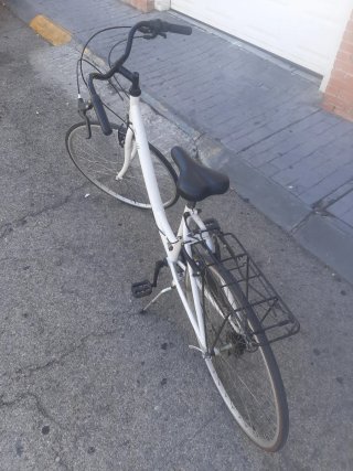 Bicicleta blanca con marchas