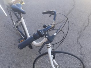Bicicleta blanca con marchas