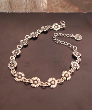 Pulsera de plata con flores