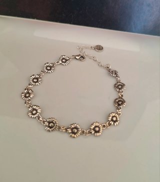 Pulsera de plata con flores