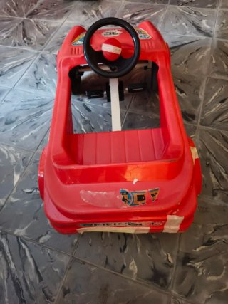 Coche de pedales rojo