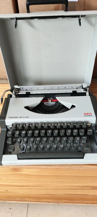 Máquina de escribir AEG Olympia Traveller de Luxe