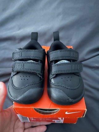 Zapatillas bebé negras nuevas nike num 18