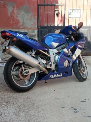 Yamaha R6 Azul y Blanca