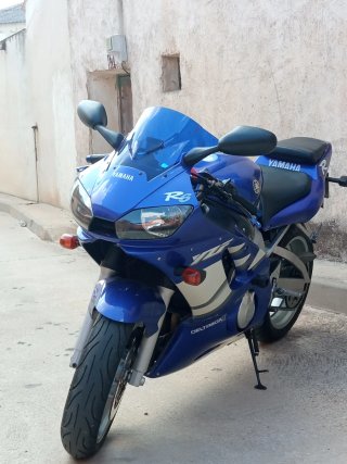 Yamaha R6 Azul y Blanca