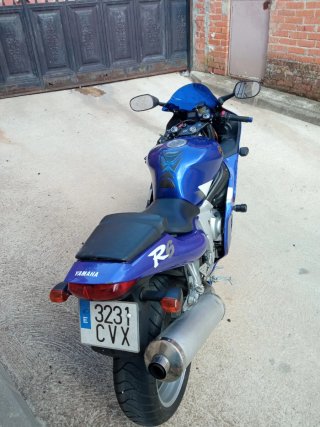 Yamaha R6 Azul y Blanca