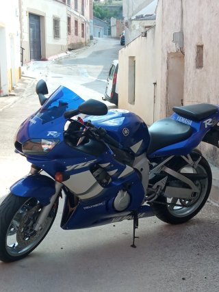 Yamaha R6 Azul y Blanca