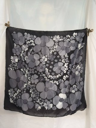 Lenço floral antigo preto, cinza e branco