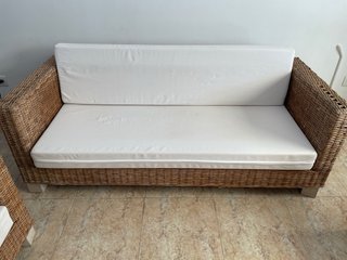 Conjunto de sofá y 2 sillones de fibra natural