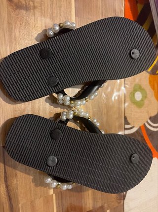 Chanclas Havaianas negras con perlas