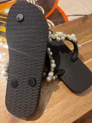 Chanclas Havaianas negras con perlas