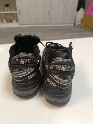 New Balance 1000 negras con estampado