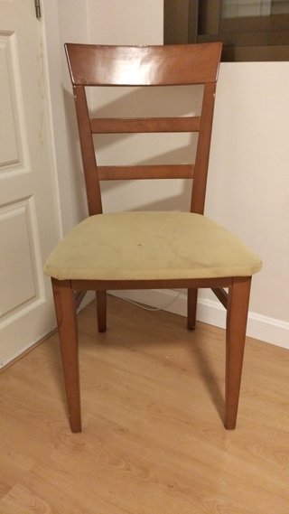Silla de madera con asiento de tela