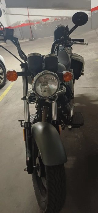 Moto Cruiser Negra y Gris