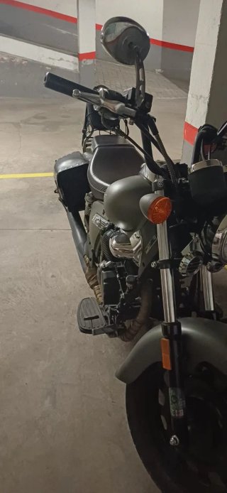Moto Cruiser Negra y Gris