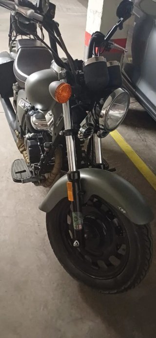 Moto Cruiser Negra y Gris