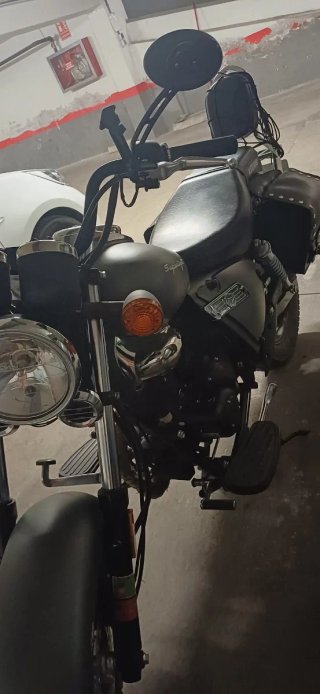 Moto Cruiser Negra y Gris
