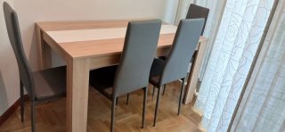 Mesa de comedor con 4 sillas tapizadas