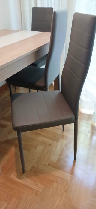 Mesa de comedor con 4 sillas tapizadas