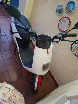 Moto Eléctrica Scooter Blanca