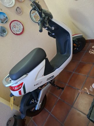 Moto Eléctrica Scooter Blanca