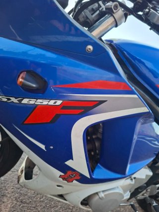 Suzuki GSX 650 F Azul y Blanca