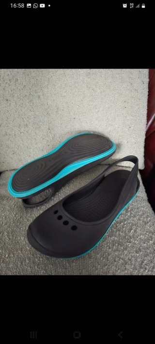 Chanclas Crocs negras con detalle azul