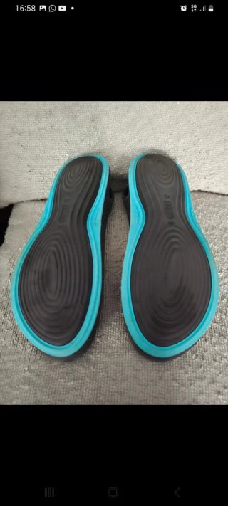 Chanclas Crocs negras con detalle azul