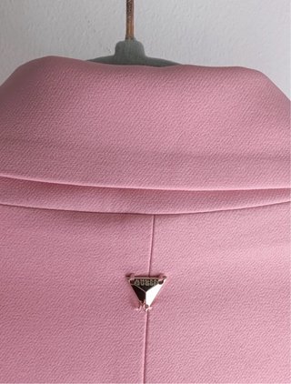 Traje Guess rosa nuevo con etiqueta