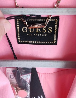 Traje Guess rosa nuevo con etiqueta