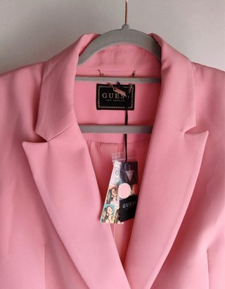 Traje Guess rosa nuevo con etiqueta