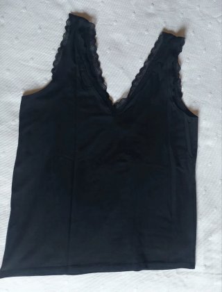 Camiseta de tirantes con encaje negro