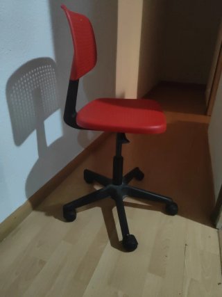 Silla de oficina roja y negra