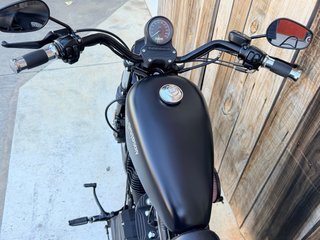Harley Davidson XL883 Iron Negra