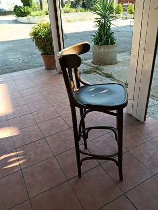 Taburete de madera marrón