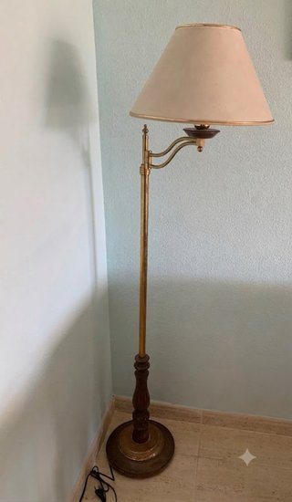 Lámpara de pie dorada y madera