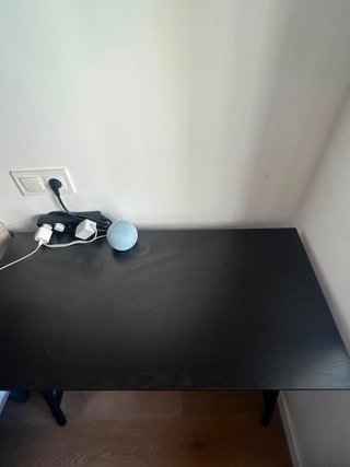 Mesa de escritorio negra con silla cómoda