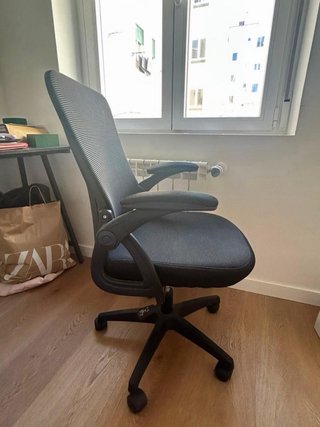 Mesa de escritorio negra con silla cómoda