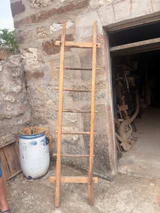 Escalera de madera rústica