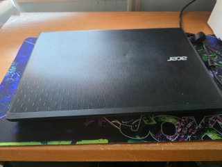 Ordenador portátil Acer negro y plateado