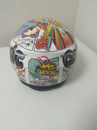 Casco estilo cómic con visera