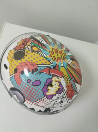 Casco estilo cómic con visera